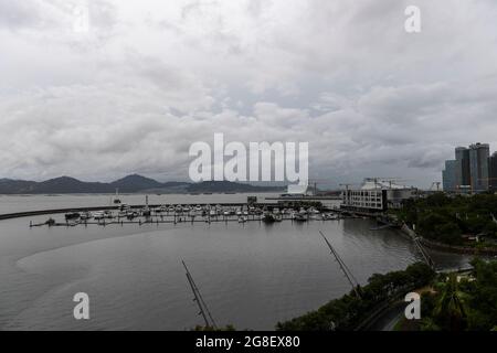 (210720) -- SHENZHEN, 20 luglio 2021 (Xinhua) -- Foto scattata il 19 luglio 2021 mostra il porto di Shekou a Shenzhen, provincia del Guangdong della Cina meridionale. Secondo le autorità meteorologiche provinciali, Typhoon Cempaka, il settimo di quest'anno, dovrebbe fare la caduta sulla costa della provincia di Guangdong, nella Cina meridionale, martedì. Cempaka, rafforzandosi in un tifone il lunedì mattina, si avvicinerà lentamente alla regione costiera tra l'estuario del fiume Pearl e il Guangdong occidentale, con la sua intensità crescente gradualmente, e fare frane tra le città di Zhuhai e Maoming tra il martedì pomeriggio An Foto Stock