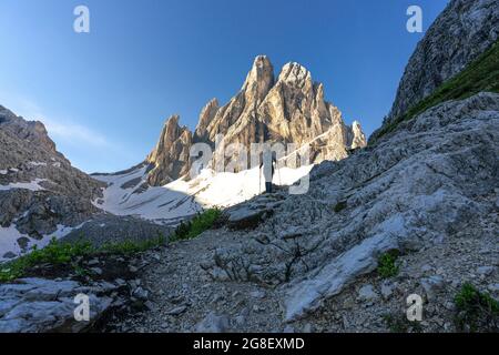 Donna escursionista che ama la Croda dei toni all'alba, la Val Fiscalina, le Dolomiti di Sesto, la provincia di Bolzano, l'Alto Adige, Italia Foto Stock