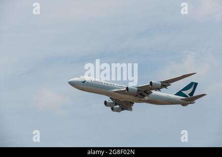 Hong Kong, Cina, 17 luglio 2021, UN aereo da carico Boeing 747-867(F) di Cathay Pacific decolli dall'Aeroporto Internazionale di Hong Kong. Foto Stock