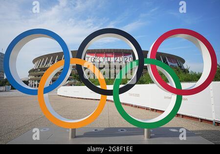 Tokio, Giappone. 20 luglio 2021. Grandi anelli olimpici si trovano di fronte allo Stadio Olimpico. Lo Stadio Olimpico è la sede sportiva della cerimonia di apertura e della cerimonia di chiusura, nonché per gli atleti di pista e di campo e il calcio. I Giochi Olimpici 2020 di Tokyo si terranno dal 23.07.2021 al 08.08.2021. Credit: Michael Kappeler/dpa/Alamy Live News Foto Stock