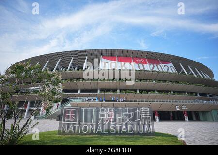 Tokio, Giappone. 20 luglio 2021. Una vista dello Stadio Olimpico dall'esterno. Lo Stadio Olimpico è la sede sportiva della cerimonia di apertura e della cerimonia di chiusura, nonché per gli atleti di pista e di campo e il calcio. I Giochi Olimpici 2020 di Tokyo si terranno dal 23.07.2021 al 08.08.2021. Credit: Michael Kappeler/dpa/Alamy Live News Foto Stock