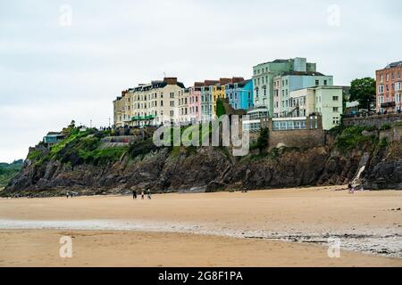 TENBY, GALLES - 28 GIUGNO 2021: Colorate case sulla scogliera a Tenby, una città balneare di Pembrokeshire, sul lato occidentale della baia di Carmarthen Foto Stock