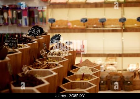 Kemer, Turchia - 25 maggio 2021: Ampio assortimento di condimenti in un negozio di souvenir turco. Selezione di condimenti nel negozio di articoli da regalo. Alta qua Foto Stock