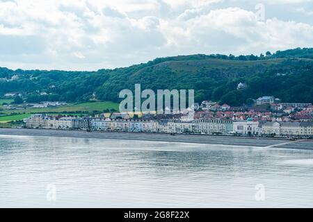 LLANDUDNO, GALLES - 04 LUGLIO 2021: Vista della curva passeggiata di Llandudno fiancheggiata dagli hotel. Foto Stock