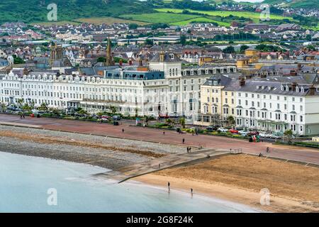 LLANDUDNO, GALLES - 04 LUGLIO 2021: Vista della curva passeggiata di Llandudno fiancheggiata dagli hotel. Foto Stock