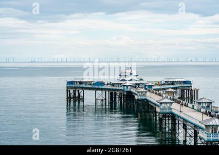 LLANDUDNO, GALLES - 04 LUGLIO 2021: Vista del molo di Llandudno e di un parco eolico offshore di 576 megawatt Gwynt-y-Mor. Foto Stock