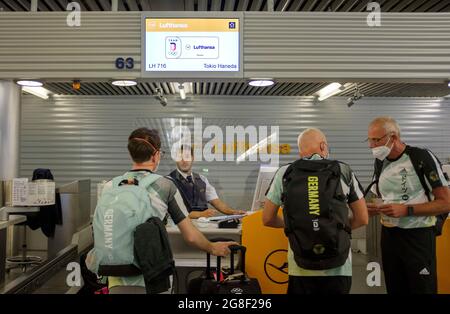 La squadra D effettua il check-in dopo Tokyo Haneda presso lo sportello Lufthansa, LH 716, il 18 luglio 2021 a Francoforte/Germania. Olimpiadi estive 2020, dal 23.07. - 08.08.2021 a Tokyo/Giappone. Â Foto Stock