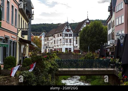 Bad Münstereifel ist eine Stadt im Kreis Euskirchen im Süden des Landes Nordrhein-Westfalen. Die Stadt ist die erste, in der ein sogenanntes Outlet-Center ( Direktverkaufsstellen ) in einer Innenstadt entstanden ist. Foto Stock