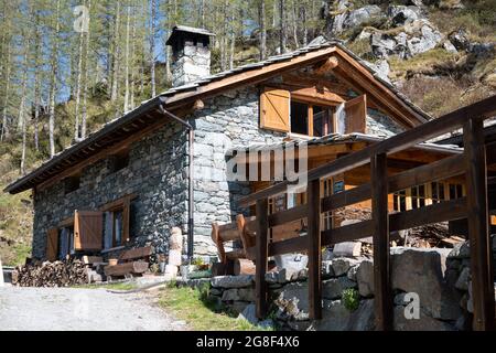 Lanzo-Italy-Giugno 2021 Casa colonica moderna ed accogliente situata nelle valli del Lanzo in provincia di Torino. Foto Stock