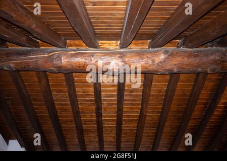 Particolare struttura di un tetto di montagna costruito con travi e perline in legno di Larch. Foto Stock