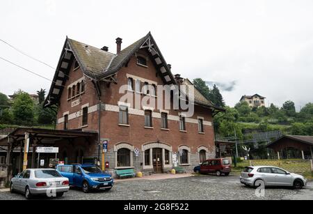 Ceres-Italy-Giugno 2021 la vecchia e caratteristica stazione ferroviaria di Ceres, piccolo paese della provincia di Torino. Foto Stock