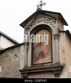 Lanzo-Italia-Giugno 2021 Sacra pittura della Vergine Maria nel centro storico della cittadina di Lanzo. Foto Stock