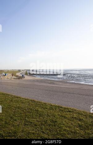 Spiaggia di Norddeich con cielo limpido Foto Stock