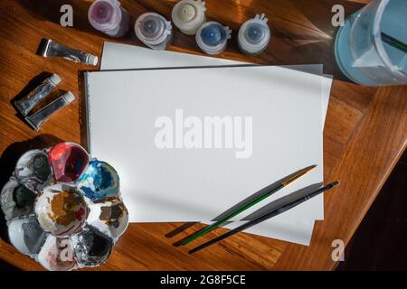Carta, acquerello, colori acrilici e attrezzature di verniciatura su tavola di legno Foto Stock