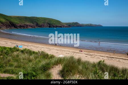 Editoriale Freshwater East, UK - 15 luglio 2021: Vacanzieri sulla spiaggia di Freshwater East sulla costa di Pembrokeshire nel Galles occidentale Regno Unito Foto Stock