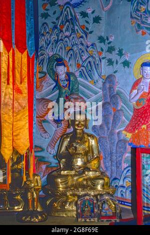 Tempio di Amgalan, Shakyammuni con i suoi due discepoli, il tempio di Choijin lama, Ulaanbataar, Mongolia Foto Stock