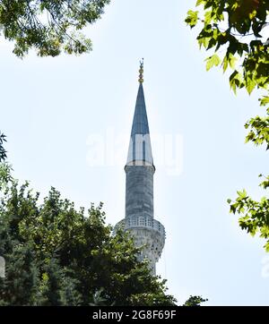 Un minareto di Moschea Blu, situato a Istanbul, Turchia Foto Stock