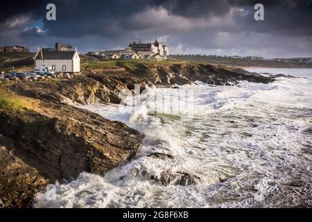 Alta marea e mare agile a Little Fistral a Newquay in Cornovaglia. Foto Stock