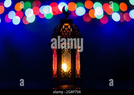 Lanterna con colorate luci bokeh per il nuovo anno islamico e Ramadan Kareem Concept. Foto Stock