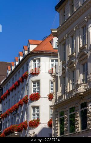 Monaco di Baviera, Germania - 08 26 2011: Edificio Zum Schonen Turm (la bella torre) Hirmer azienda negozio di moda a Kaufinger strasse vicino Marienplatz. Muni Foto Stock