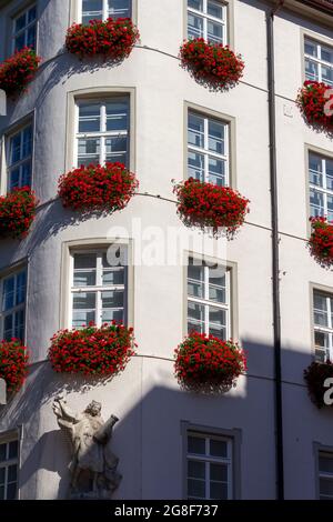 Monaco di Baviera, Germania - 08 26 2011: Edificio Zum Schonen Turm (la bella torre) Hirmer azienda negozio di moda a Kaufinger strasse vicino Marienplatz. Muni Foto Stock