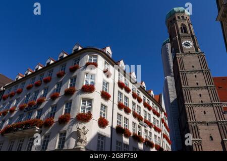 Monaco di Baviera, Germania - 08 26 2011: Edificio Zum Schonen Turm (la bella torre) Hirmer azienda negozio di moda a Kaufinger strasse vicino Marienplatz. Muni Foto Stock