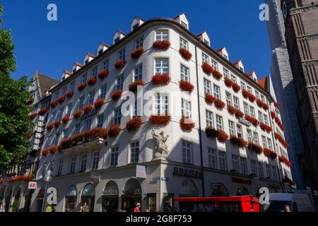 Monaco di Baviera, Germania - 08 26 2011: Edificio Zum Schonen Turm (la bella torre) Hirmer azienda negozio di moda a Kaufinger strasse vicino Marienplatz. Muni Foto Stock