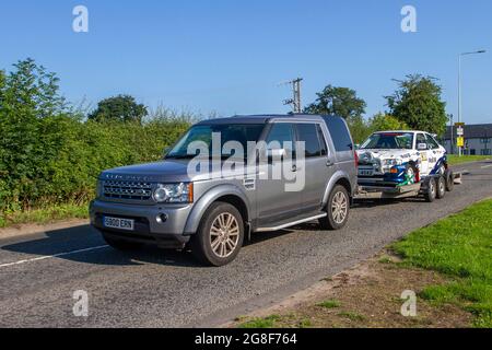 2013, Land Rover Discovery 2993cc diesel trainante Norris motorsport rally Ford auto su rimorchio, in rotta per Capesthorne Hall Classic mostra auto di luglio, Cheshire, Regno Unito Foto Stock