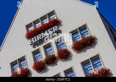 Monaco di Baviera, Germania - 08 26 2011: Edificio Zum Schonen Turm (la bella torre) Hirmer azienda negozio di moda a Kaufinger strasse vicino Marienplatz. Muni Foto Stock