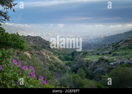 Vista panoramica dal sentiero escursionistico della Gola di Platteklip a Table Mountain a Città del Capo, Sud Africa al mattino contro il cielo blu con le nuvole Foto Stock