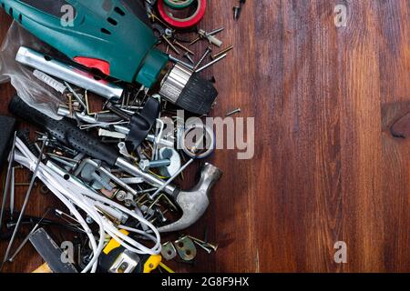 Attrezzi da costruzione su sfondo di legno Foto Stock