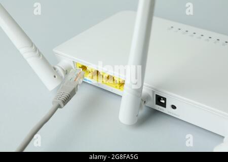 Router Wi - fi e cavo di connessione, primo piano Foto Stock