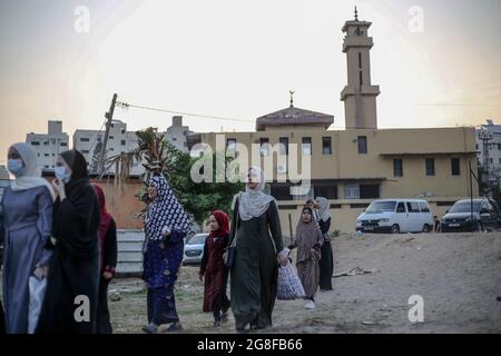 Gaza, Palestina. 20 luglio 2021. I musulmani arrivano alla moschea di al-Saraya per pregare il primo giorno della festa musulmana di Eid al-Adha, nella città di Gaza. Credit: SOPA Images Limited/Alamy Live News Foto Stock