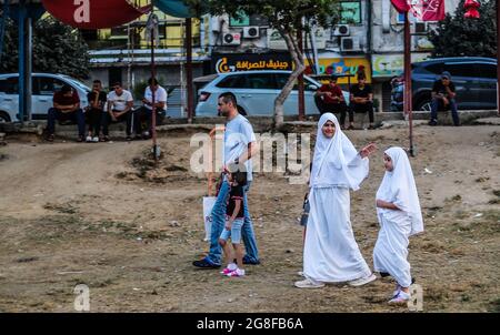 Gaza, Palestina. 20 luglio 2021. I musulmani arrivano alla moschea di al-Saraya per pregare il primo giorno della festa musulmana di Eid al-Adha, nella città di Gaza. Credit: SOPA Images Limited/Alamy Live News Foto Stock