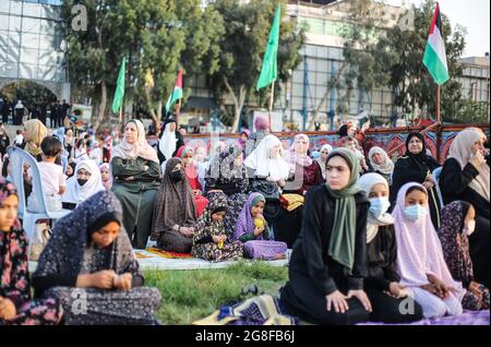 Gaza, Palestina. 20 luglio 2021. I musulmani frequentano le preghiere alla moschea di al-Saraya il primo giorno della festa musulmana di Eid al-Adha, nella città di Gaza. (Foto di Ahmed Zakot/SOPA Images/Sipa USA) Credit: Sipa USA/Alamy Live News Foto Stock