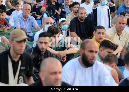 Gaza, Palestina. 20 luglio 2021. I musulmani frequentano le preghiere alla moschea di al-Saraya il primo giorno della festa musulmana di Eid al-Adha, nella città di Gaza. (Foto di Ahmed Zakot/SOPA Images/Sipa USA) Credit: Sipa USA/Alamy Live News Foto Stock