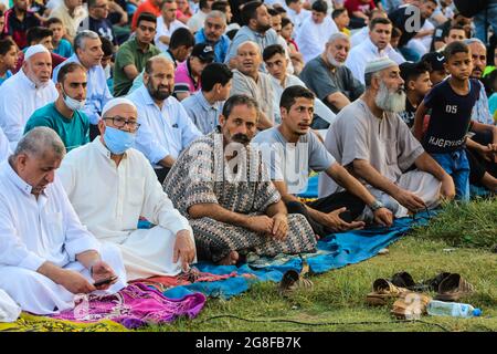 Gaza, Palestina. 20 luglio 2021. I musulmani frequentano le preghiere alla moschea di al-Saraya il primo giorno della festa musulmana di Eid al-Adha, nella città di Gaza. (Foto di Ahmed Zakot/SOPA Images/Sipa USA) Credit: Sipa USA/Alamy Live News Foto Stock