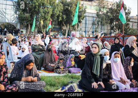 Gaza, Palestina. 20 luglio 2021. I musulmani frequentano le preghiere alla moschea di al-Saraya il primo giorno della festa musulmana di Eid al-Adha, nella città di Gaza. Credit: SOPA Images Limited/Alamy Live News Foto Stock