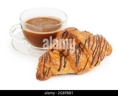 Tazza di caffè caldo e croissant al cioccolato fresco su sfondo bianco Foto Stock