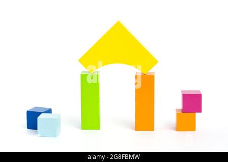 Il bambino mette i cubi colorati e raccoglie le figure. Foto Stock