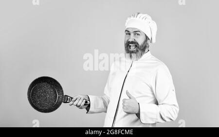Cibo sano. Cucina del ristorante. Cucina pranzo in cucina. La mia professione. panettiere con pentola. Catering. Chef uomo tiene utensili da cucina. Buon cuoco Foto Stock