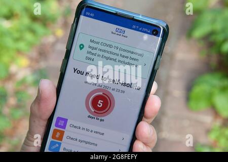 Londra, Regno Unito, 20 luglio 2021: L'app NHS Covid su uno smartphone mostra un conto alla rovescia fino alla fine dell'autoisolamento innescato dal contatto con una persona infettata da coronavirus. Il ministro degli Affari Paul Scully aveva detto che l'autoisolamento era facoltativo se fosse impresso dall'app se le imprese dovessero far fronte a carenze di personale, ma Downing Street ha detto che i datori di lavoro non dovrebbero incoraggiare i lavoratori a ignorare gli avvertimenti dell'app. Il contatto da NHS Track and Trace è un requisito legale, ma le notifiche dall'app non sono obbligatorie. Anna Watson/Alamy Live News Foto Stock