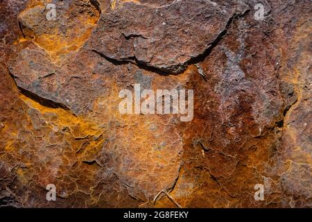 Primo piano di una superficie fortemente arrugginita Foto Stock