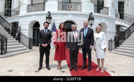 L-R : Â™il principe ereditario Hussein di JordanâÂ, la regina Rania al Abdullah di Giordania, il re Abdullah II, presidente degli Stati Uniti Joseph o Joe Biden, e la prima signora Jill Biden (destra), posano alla Casa Bianca a Washington, DC, Stati Uniti d'America il 19 luglio 2021. Foto di Balkis Press/ABACAPRESS.COM Foto Stock