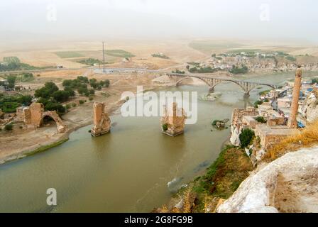 Vista sull'antica città di Hasankeyf e sullo storico ponte sul fiume Tigris Foto Stock