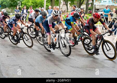 Wauwatosa, WI/USA - 26 giugno 2021: I quattro piloti di categoria tre completano il giro a Washington Highlands in Tour of America della serie ciclistica Dairyland. Foto Stock