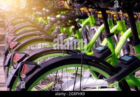 Sistemi di condivisione biciclette. Bicicletta per affari in affitto. Bicicletta per il tour della città presso la stazione di parcheggio per biciclette. Trasporto ecologico. Economia urbana pubblica Foto Stock