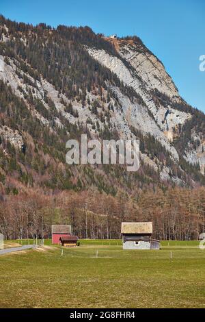 Fienili rurali in alta valle Taminatal vicino Vaettis con stazione superiore di funivia Feuscha su Vaettnerberg Foto Stock