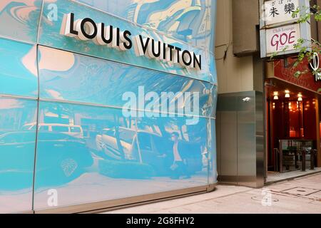 Un negozio Louis Vuitton nell'area Ginza di Tokyo. (Giugno 2021) Foto Stock