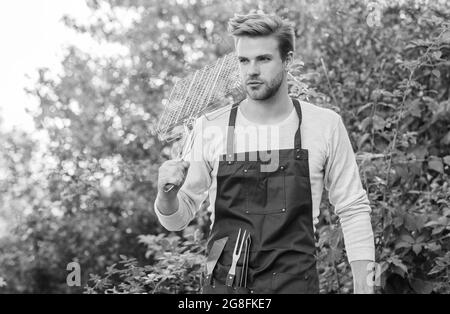 Festeggiamenti. Utensili per tostare carne all'aperto. Utensili da cucina da picnic. Fine settimana di festa all'aperto. Weekend in famiglia. Picnic estivo. Concetto culinario Foto Stock